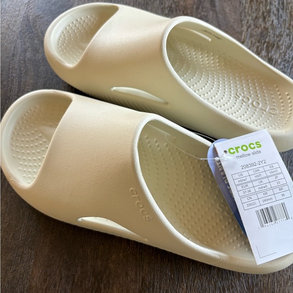Crocs Mellow Slide in bone sz 5/7 NWT - Picture 3 of 5